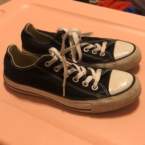 Black converse. Low top. Size men’s 5/women’s 7.